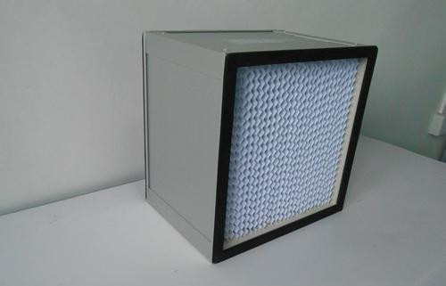新款ULPA高效過濾器的濾芯用超細(xì)玻璃纖維濾料經(jīng)打膠折疊而成，外框可選用夾層木板、鍍鋅銅板、不銹鋼板及鋁合金板，通過聚氨酯膠緊密粘接，具有質(zhì)量輕、透氣量大，集塵率高達(dá)99.95-99.999%，且耐堿，耐高溫。ULPA過濾器用于電子廠、半導(dǎo)體、精密機(jī)械、制藥、醫(yī)院、食品等行業(yè)中對(duì)潔凈度要求交高的民用或工業(yè)潔凈廠所的末端過濾，下面由北方濾器為大家講解新款ULPA(超高效)過濾器的特點(diǎn)及參數(shù)